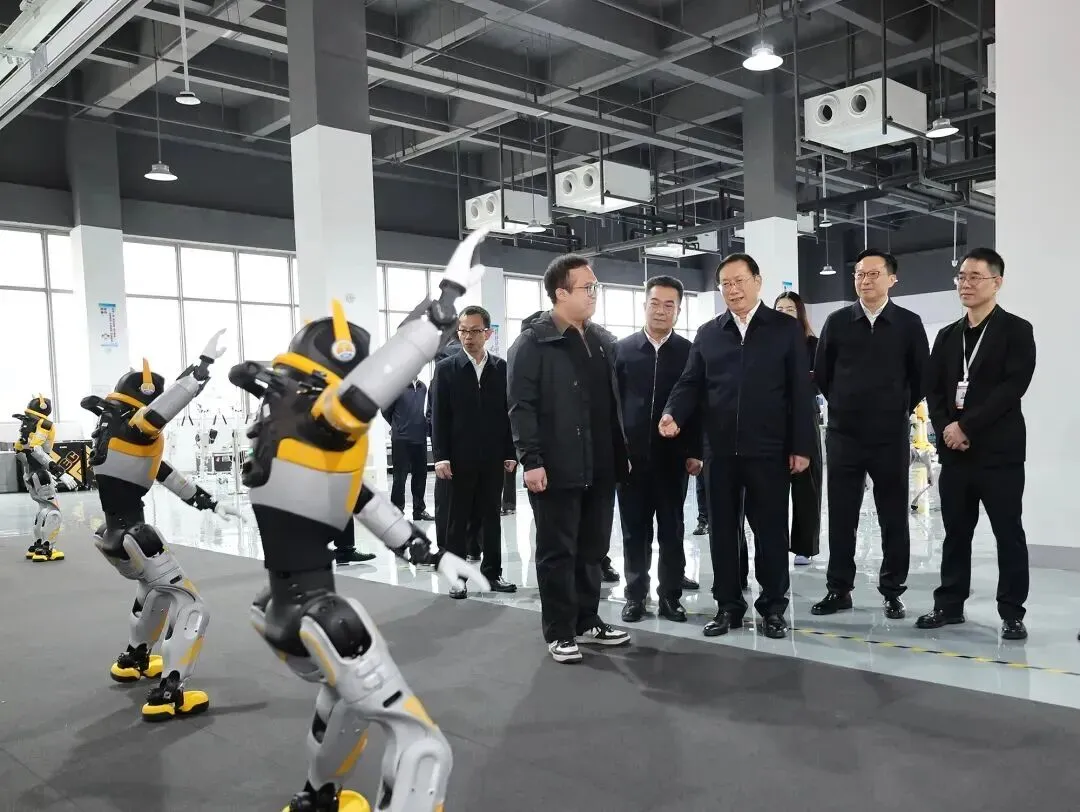 时任湖北省委书记王忠林调研光谷东智机器人工厂