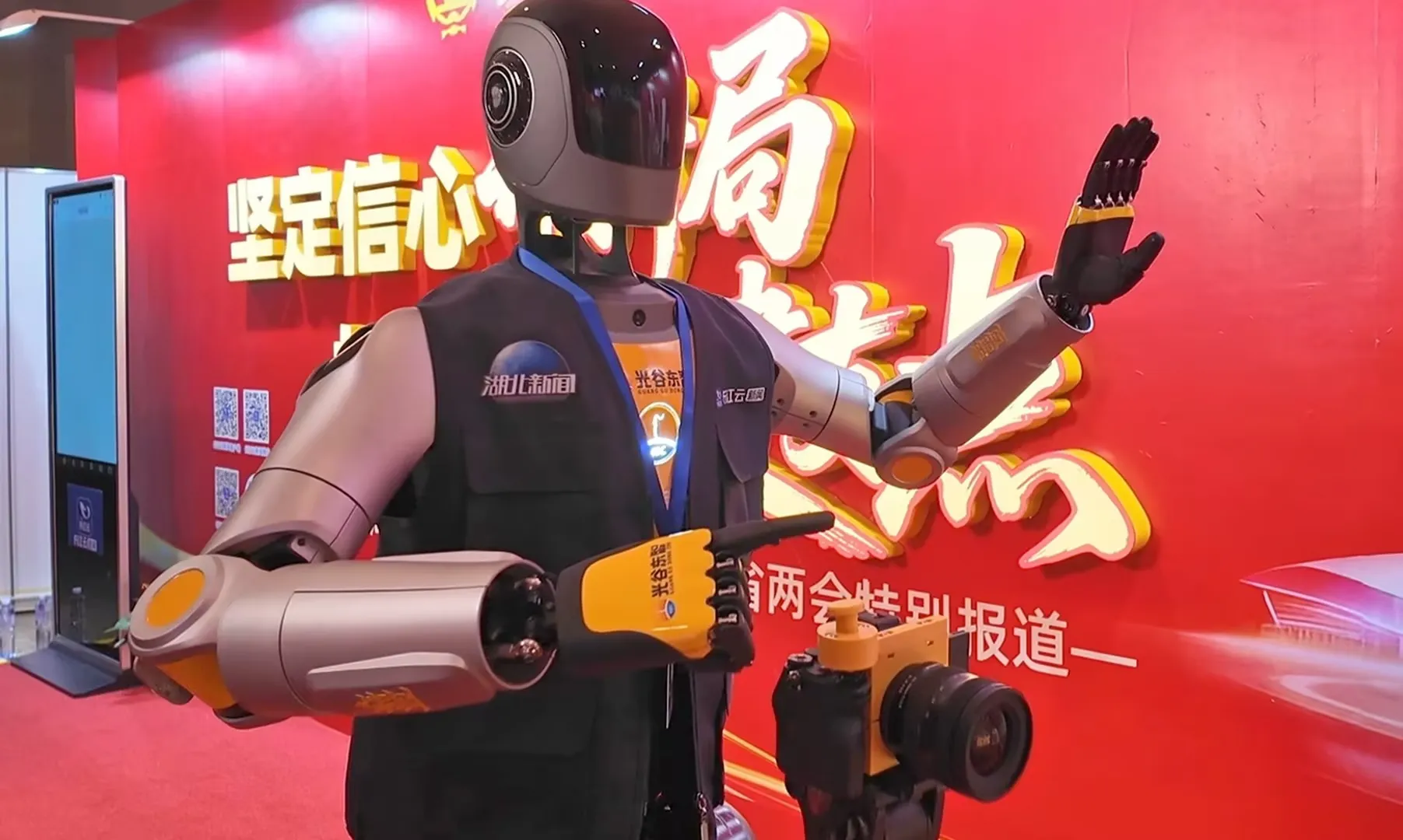 光子H1持记者证上岗湖北两会